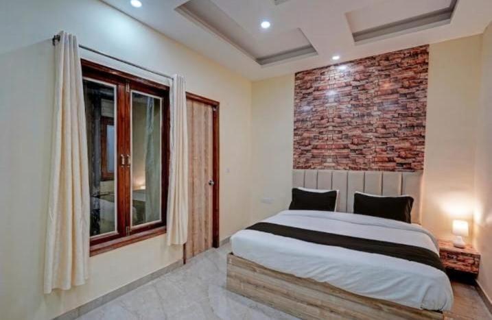 Shourya Hotel And Banquet โนอิดา ภายนอก รูปภาพ