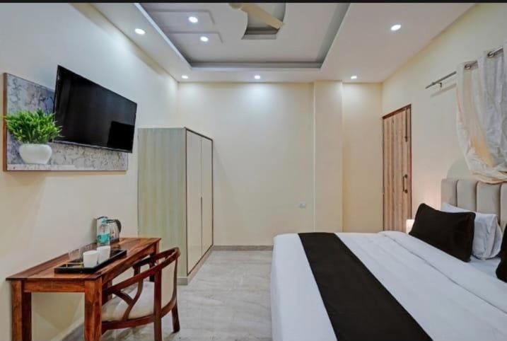 Shourya Hotel And Banquet โนอิดา ภายนอก รูปภาพ
