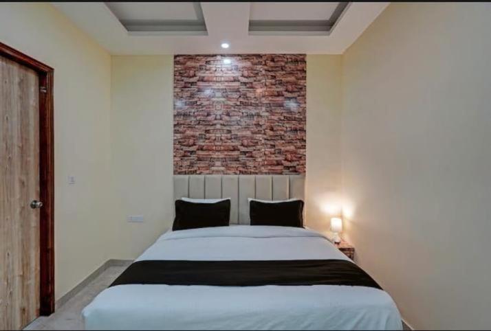 Shourya Hotel And Banquet โนอิดา ภายนอก รูปภาพ