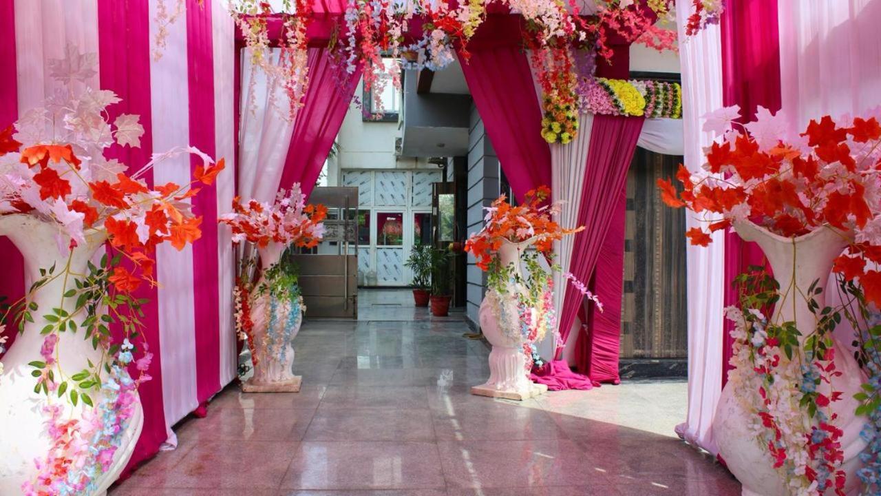 Shourya Hotel And Banquet โนอิดา ภายนอก รูปภาพ