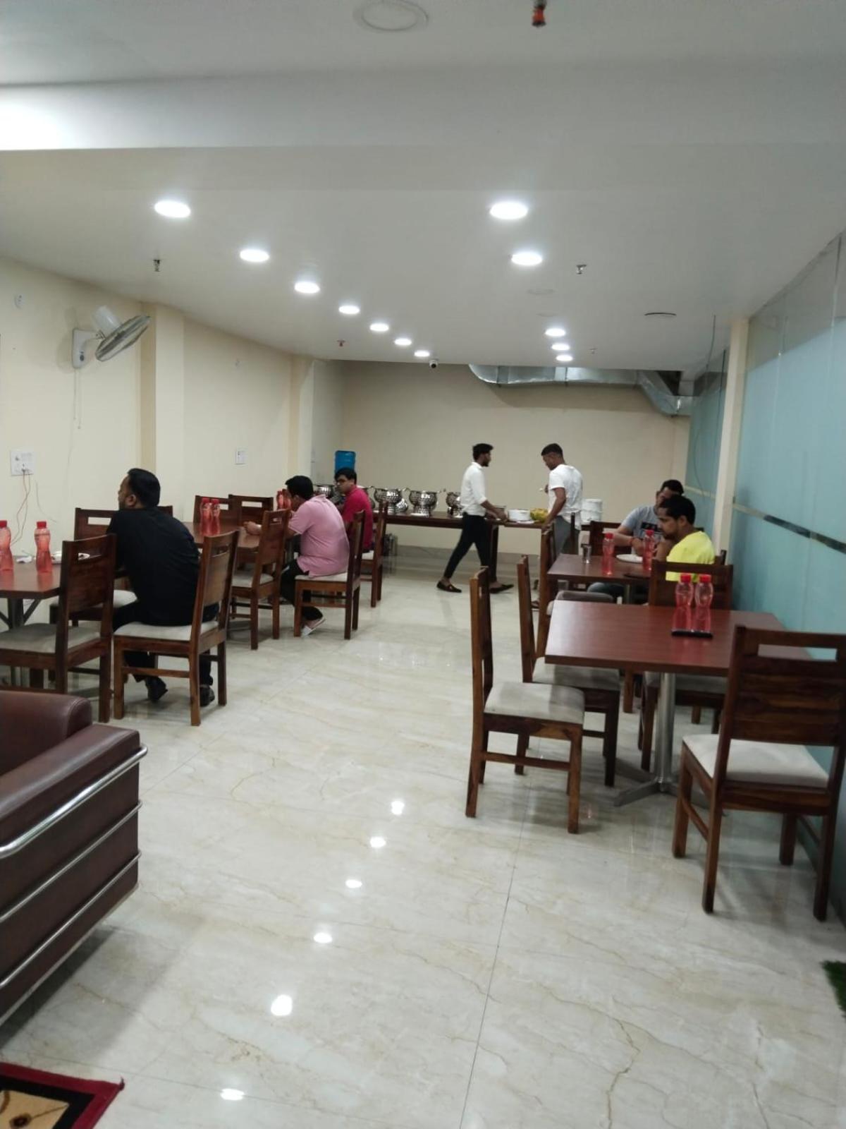 Shourya Hotel And Banquet โนอิดา ภายนอก รูปภาพ